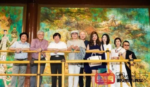 戴VR眼镜游武汉 拍动漫电影