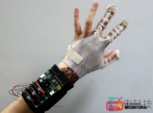 新型VR手套让你感觉到物体真实形状