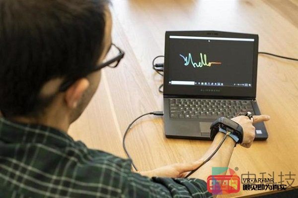 研究人员展示了低功耗5DoF手势环和腕带AuraRing