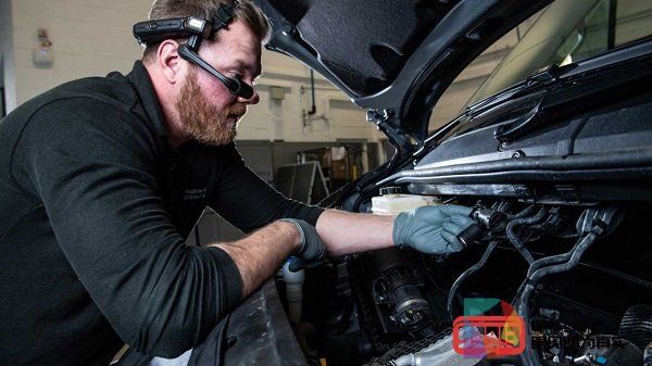 效率提高93％，大众汽车技术人员采用RealWearAR眼镜进行远程维修
