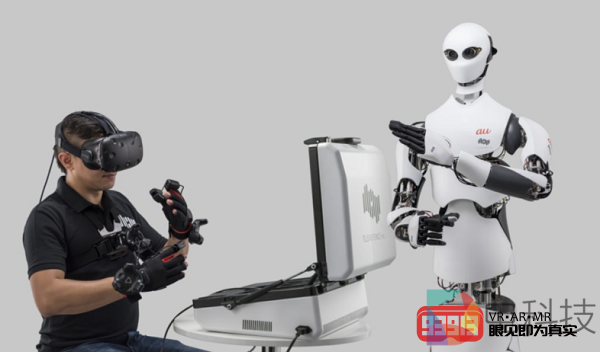 日本全家便利连锁店采用VR远程技术操纵机器人店员