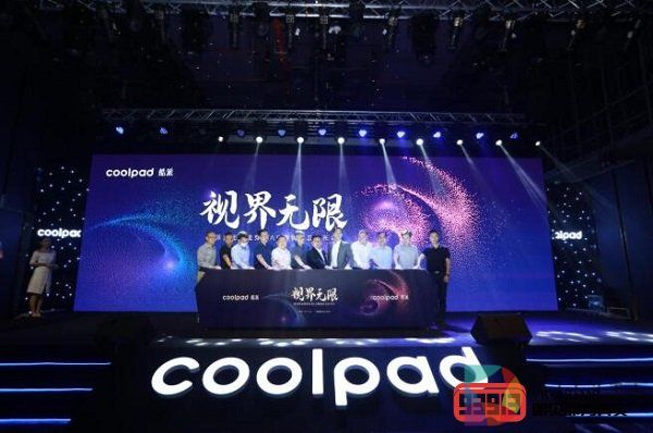 酷派发布首款超轻薄无线AR眼镜 售价2999元