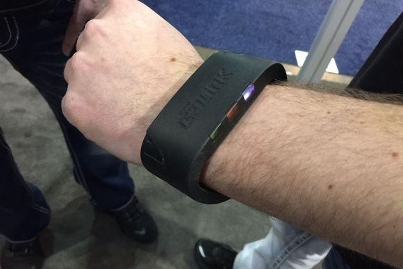 戴着SSD到处跑 可穿戴移动硬盘问世