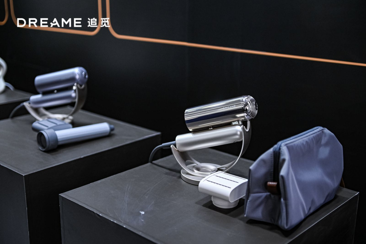  行业首个！追觅科技发布全折叠高速吹风机Pocket