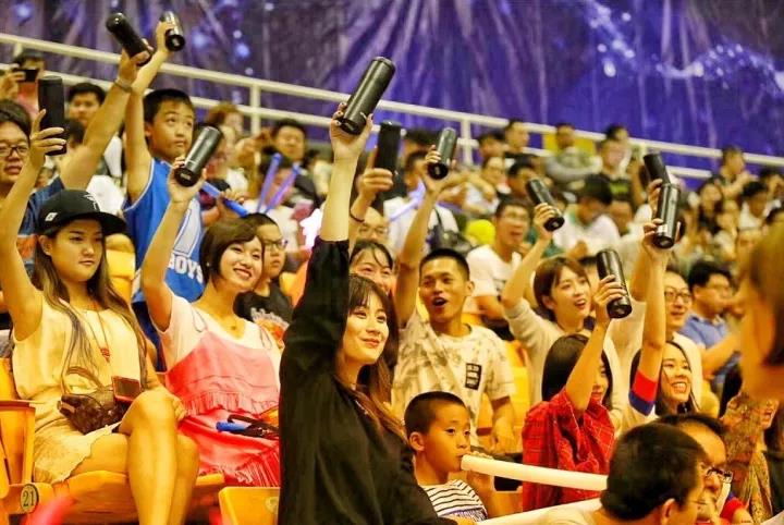 黑豹演唱会成功后，授权宝又带领多家国内品牌走向纽约时装周