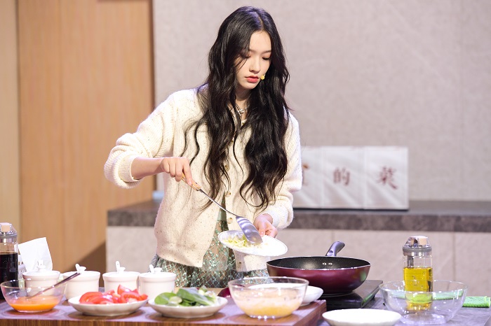  林允与BOSS张朝阳创新《姐姐的菜》直播带货  场面燃点不断