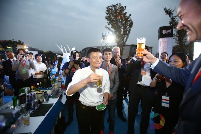 马云举杯的是荷兰的喜力生啤。现场工作人员轻轻刮去了丰富细腻的啤酒沫。因为新鲜生啤只有7天的保质期，极度考验天猫的供应链和物流能力.JPG