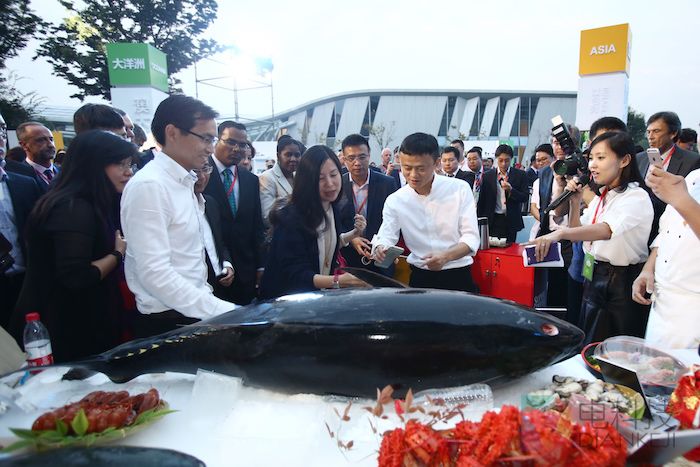 扫码拍下38888元！马云“掌柜”演示双十一如何“剁手”