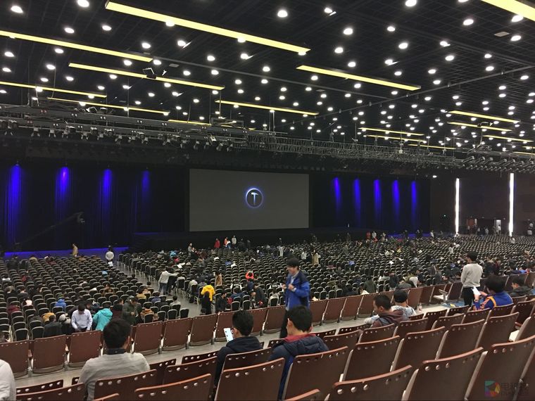 延续情怀 老罗锤子T2手机2499元起售 坚果降价200