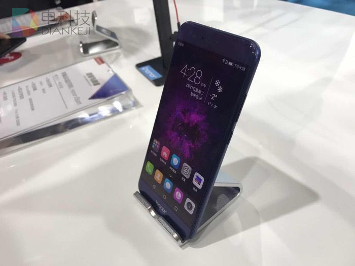 荣耀V9、荣耀8青春版上手 超薄机身+红蓝配色成亮点