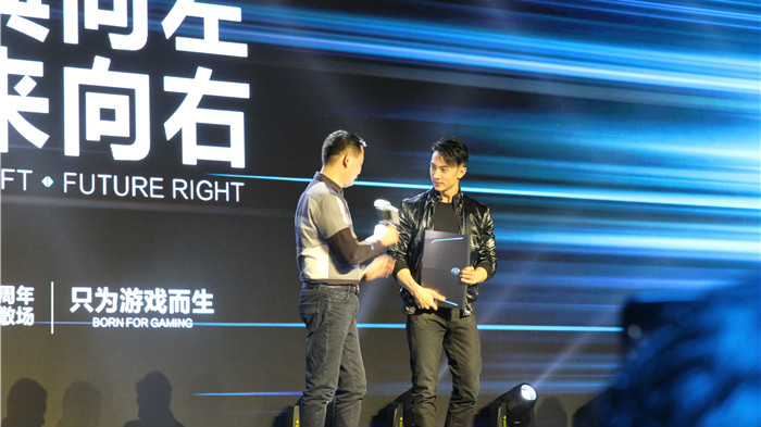 向灯厂宣战 雷神三周年携手吴尊发布概念笔记本