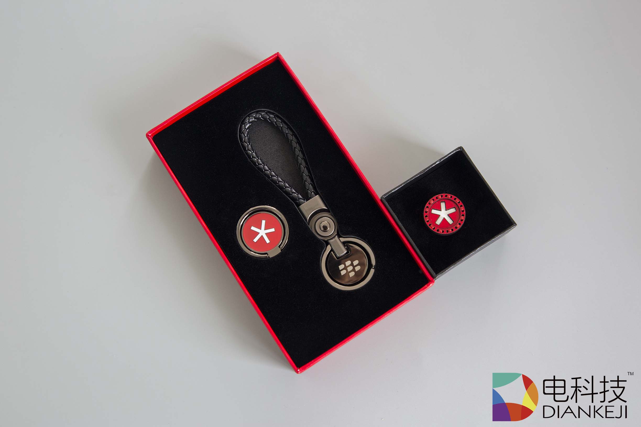 黑莓Key 2手机纪念版小红花周边：情怀之作，精工之作