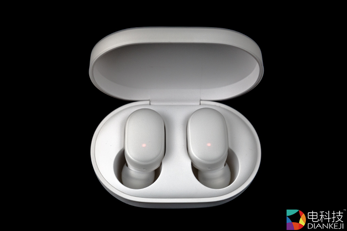 小米蓝牙耳机AirDots青春版：贴心充电仓设计，续航能力长达12小时