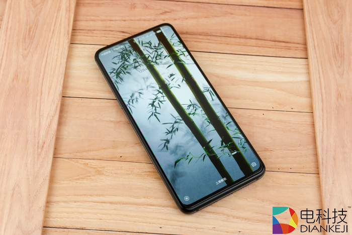 小米MIX3：小米首款全面滑盖屏，屏占比达93.4%，加持骁龙845性能更强劲