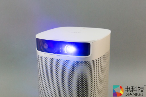  极米XGIMI Play：一台900克重却有哈曼卡顿加持的个人随身影院