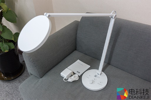 米家台灯Pro：恒流调光，无频闪护眼，还能听得懂人话