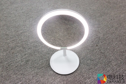 AMIRO日光镜：95%的日光相似度，真实呈现皮肤状态，化妆更完美