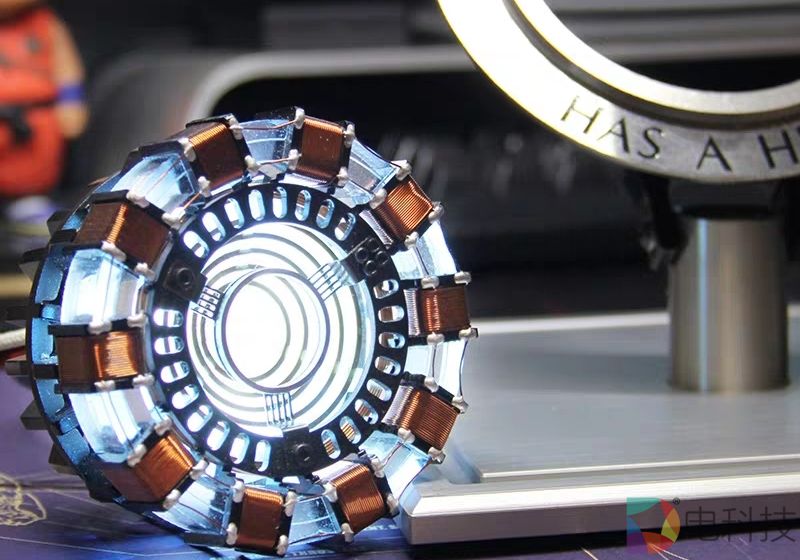 钢铁侠来袭，iQOO核反应堆邀请函是想说长续航还是高性能？