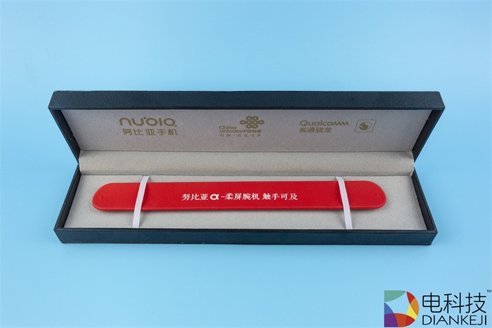 努比亚α可穿戴智能手机邀请函：将柔性屏概念推广起来