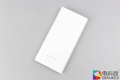   魅族移动电源3：小机身大容量，12重安全防护设计，使快充更安全