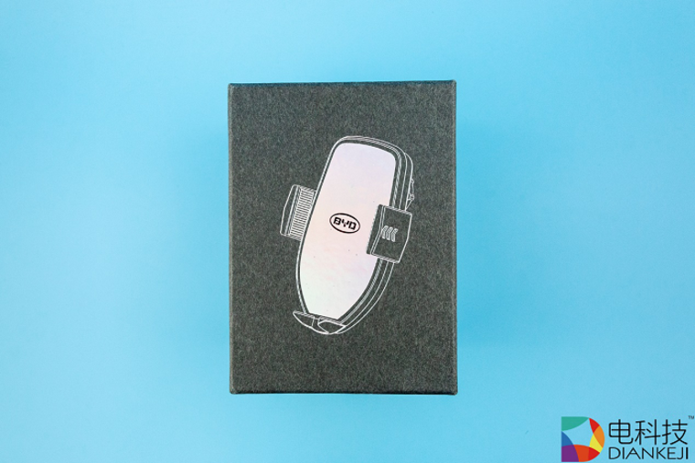  轻轻将你拥入怀中，BYD智能车载无线充电器，驾驶、充电两不误