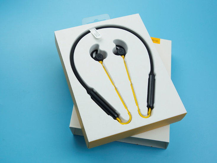 潮酷人配时尚耳机，realme灵耳打造舒适音乐体验