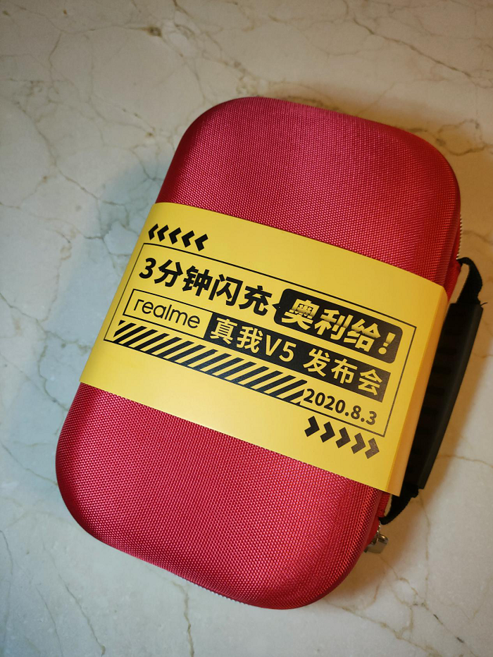 3分钟闪充“加血” Realme真我V5邀请函奥利给