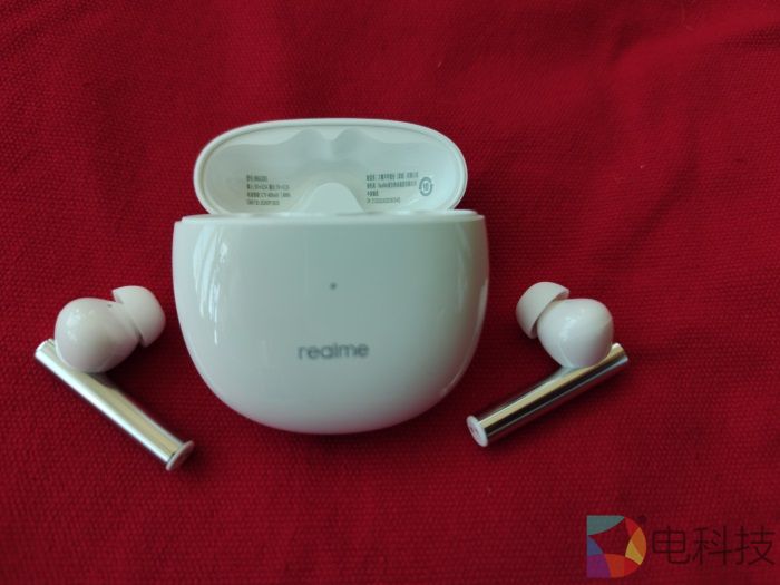 真我Buds Air 2无线耳机，性能与前代旗舰几乎一样，价格仅为一半