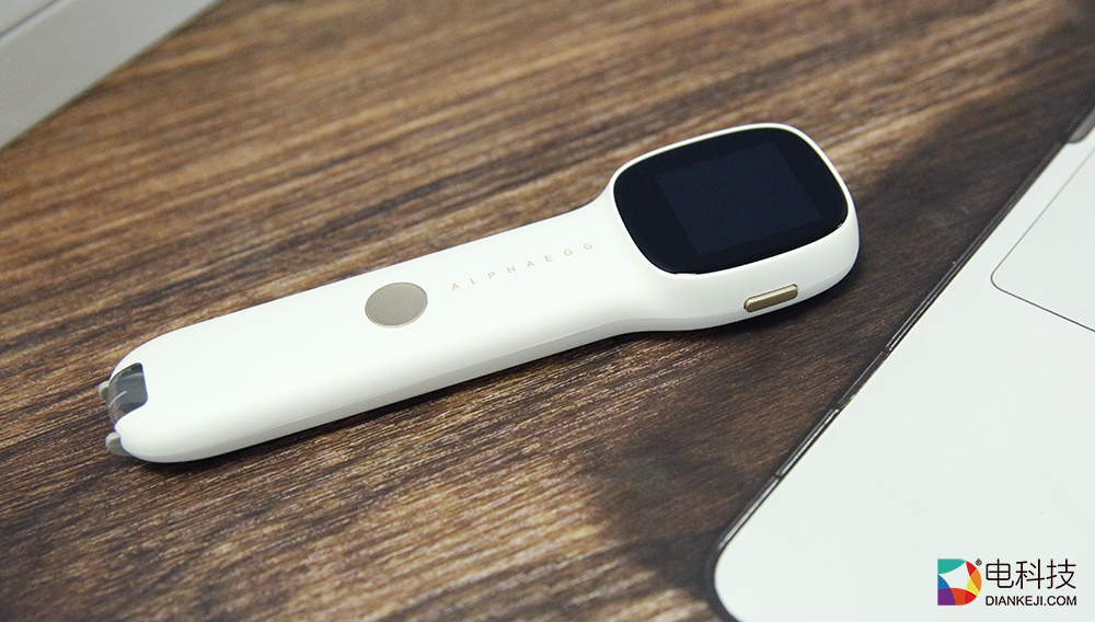  阿尔法蛋词典笔Q3:国际语音合成大赛十四连冠之作，拒绝哑巴英语