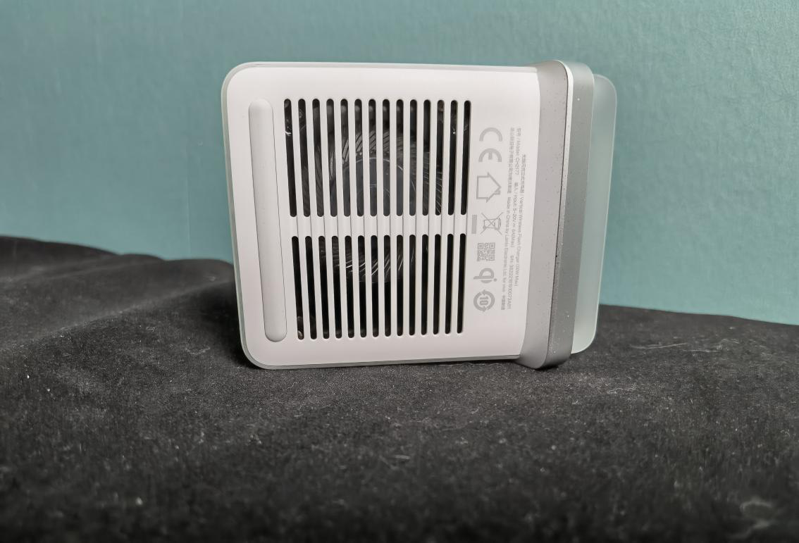  iQOO 50W无线闪充立式充电器：iQOO 8 Pro最佳拍档，42分钟满血复活