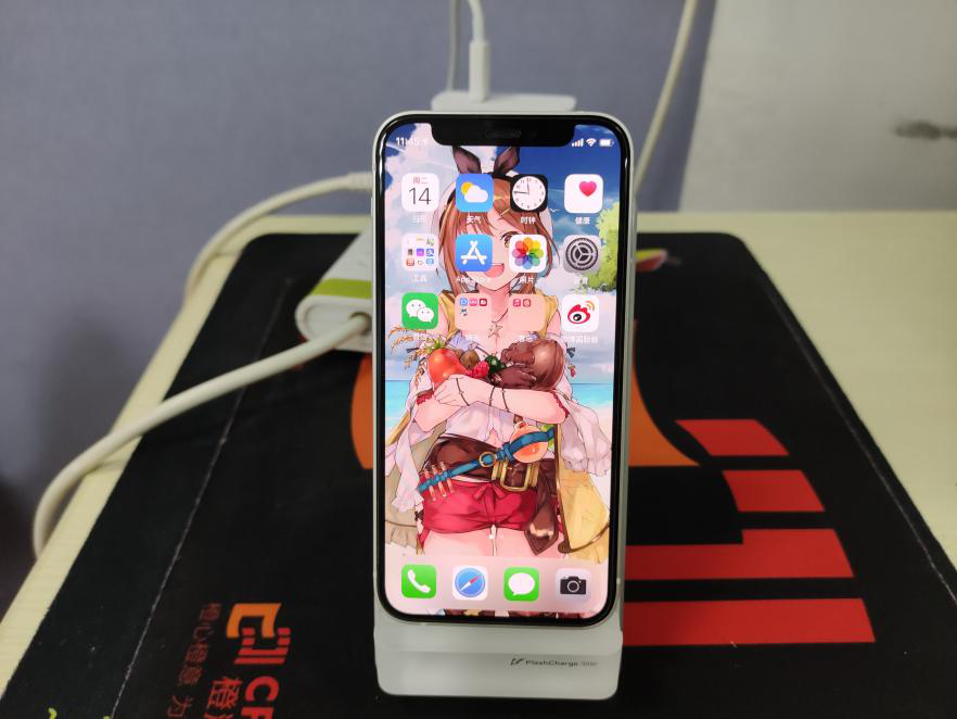  iQOO 50W无线闪充立式充电器：iQOO 8 Pro最佳拍档，42分钟满血复活