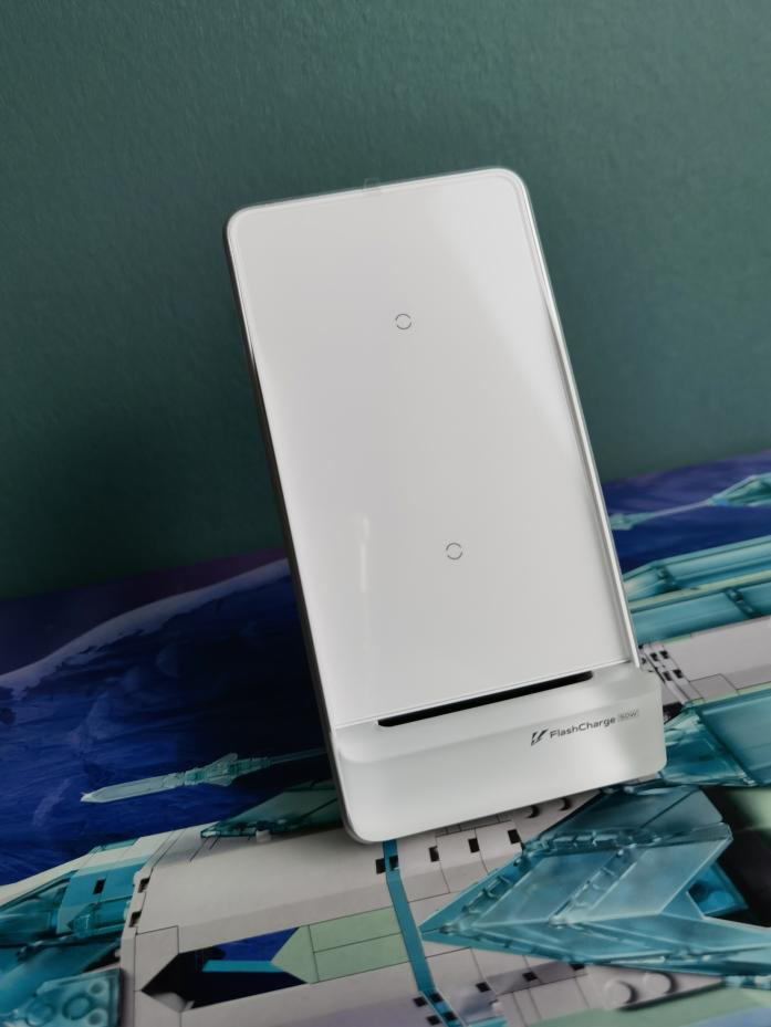  iQOO 50W无线闪充立式充电器：iQOO 8 Pro最佳拍档，42分钟满血复活