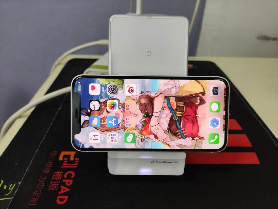  iQOO 50W无线闪充立式充电器：iQOO 8 Pro最佳拍档，42分钟满血复活