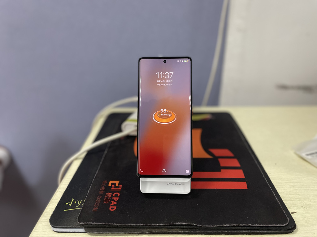  iQOO 50W无线闪充立式充电器：iQOO 8 Pro最佳拍档，42分钟满血复活
