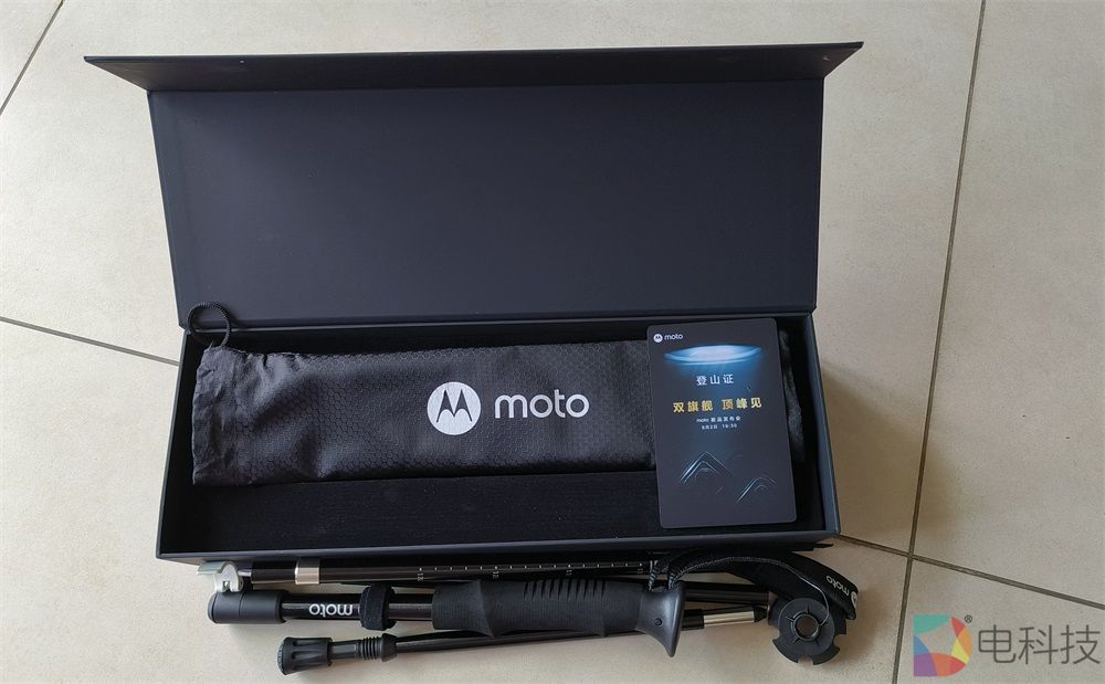 【邀赏】两峰并峙二水分流，MOTO手机下周二发布折叠、直板双旗舰