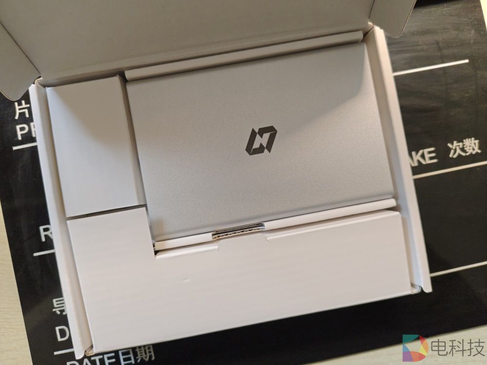 极空间智能不间断电源UPS