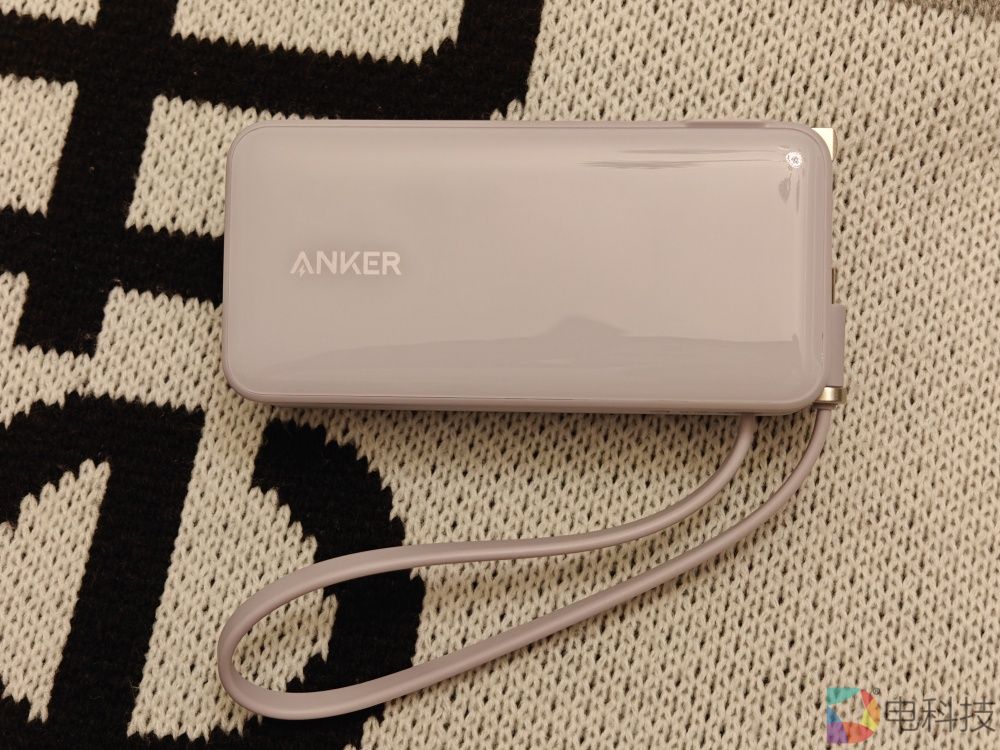 召回的安克充电宝发来了赔付新品：硕大的飞机图案清晰醒目