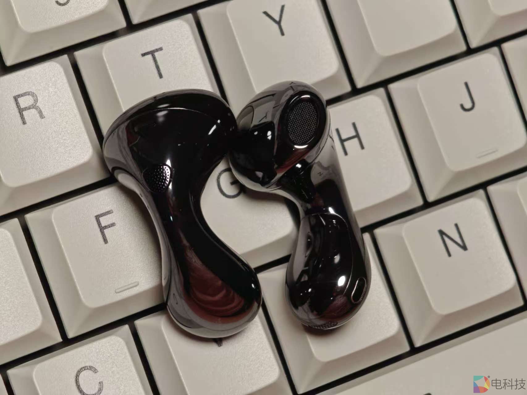 华为FreeBuds 6蓝牙耳机，价格跌入亲民区，半入耳设计的音质革命