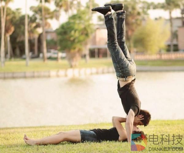 10种超难度情侣秀恩爱拍照姿势 最后一个已经超越人类