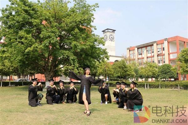 只有1个女生的毕业照 这才是真正的班花