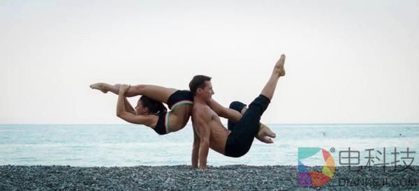 10种超难度情侣秀恩爱拍照姿势 最后一个已经超越人类