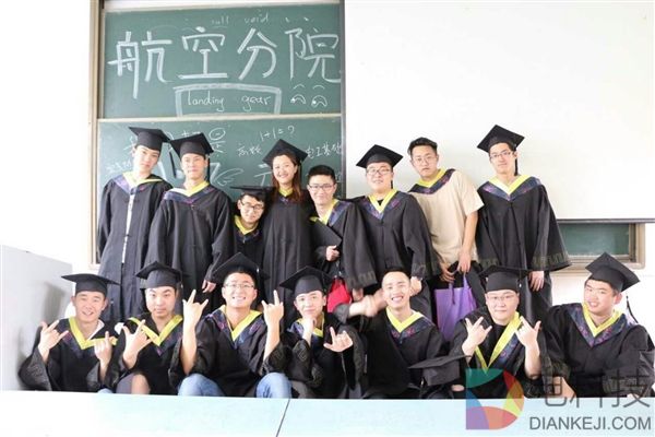 只有1个女生的毕业照 这才是真正的班花