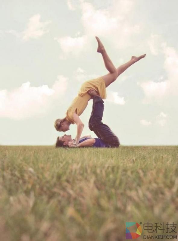 10种超难度情侣秀恩爱拍照姿势 最后一个已经超越人类