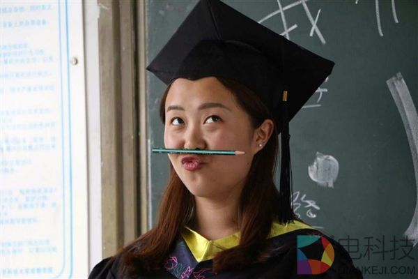 只有1个女生的毕业照 这才是真正的班花