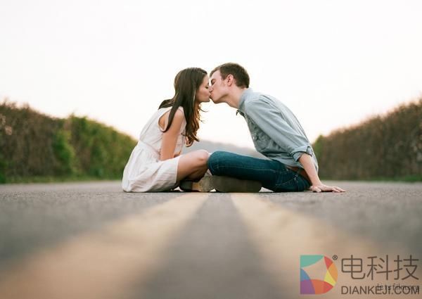 10种超难度情侣秀恩爱拍照姿势 最后一个已经超越人类