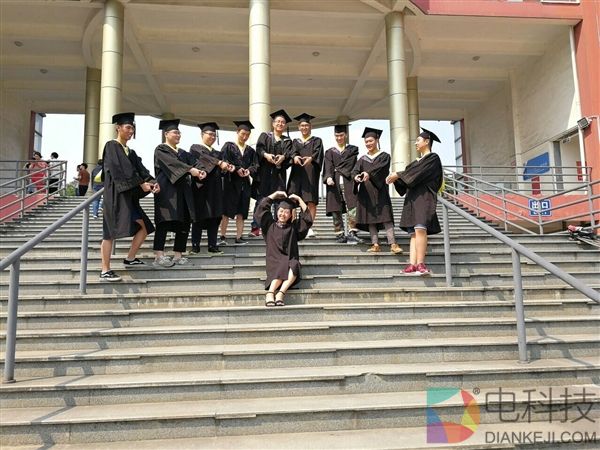 只有1个女生的毕业照 这才是真正的班花