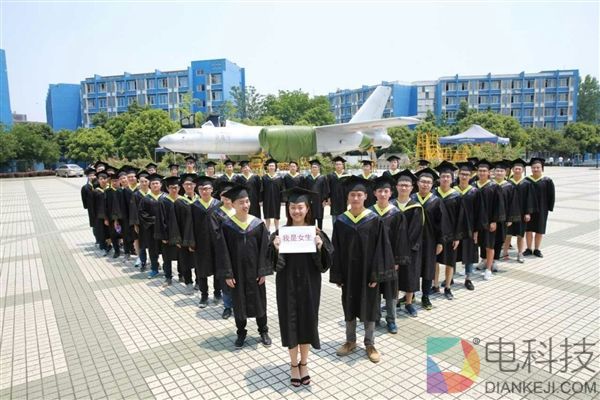 只有1个女生的毕业照 这才是真正的班花