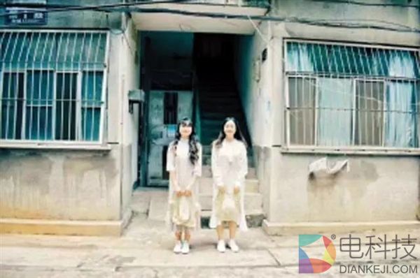 女大学生玩《王者荣耀》到黄金段位 室友拉横幅庆祝