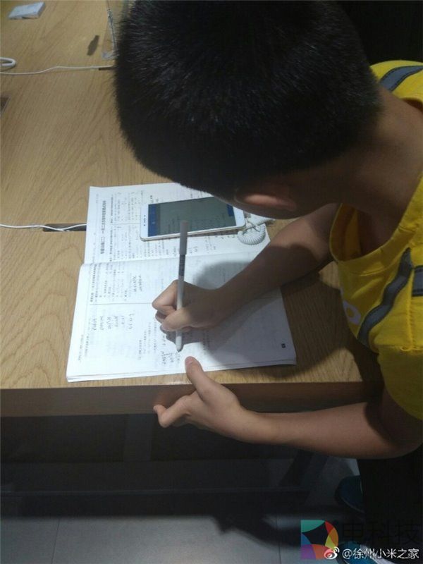 小学生在小米之家写作业获雷军点赞,网友:明明在抄答案