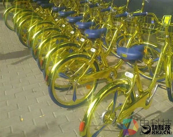 街头惊现共享单车“小金车” 金光闪闪辣眼睛